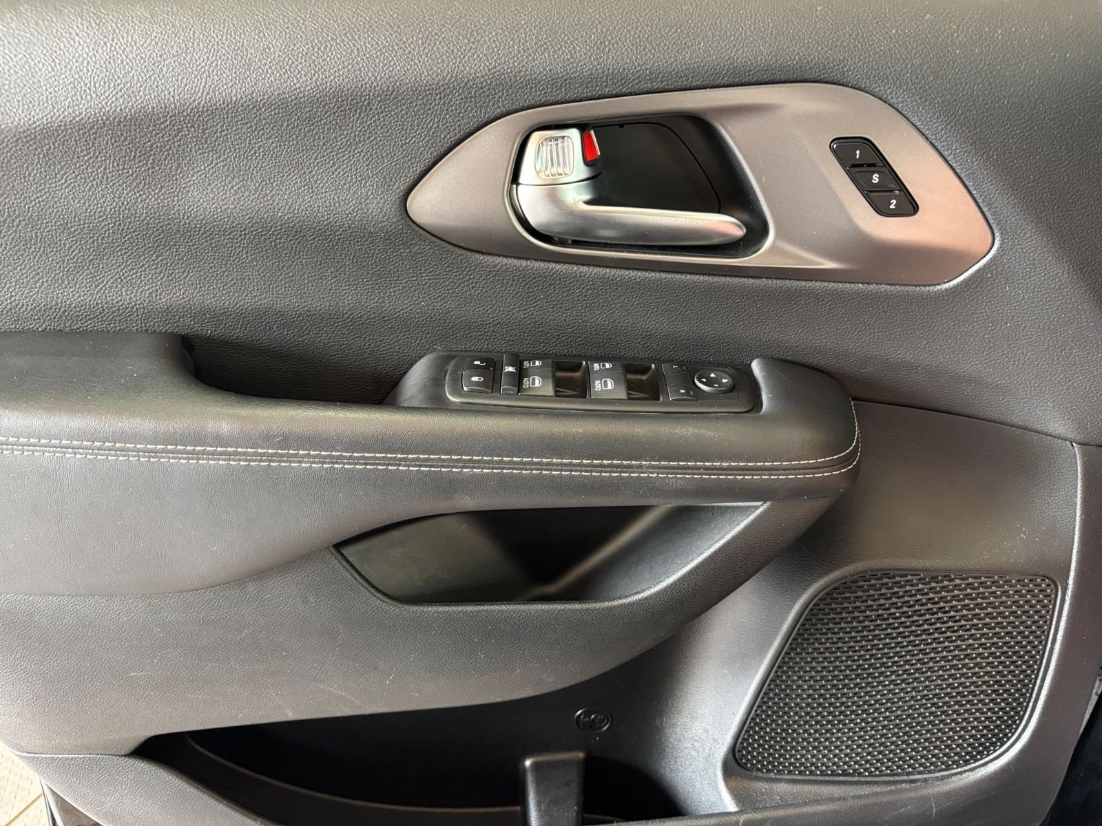 Used 2025 Chrysler Pacifica Select FWD image 18