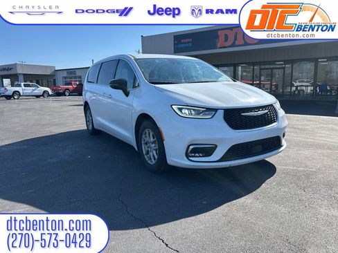 Used 2024 Chrysler Pacifica Touring-L image 1