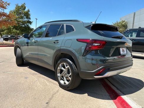 Used 2025 Chevrolet Trax LT FWD image 8