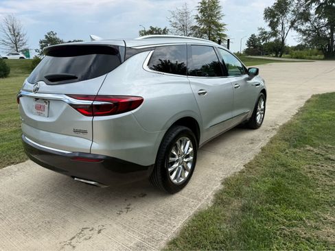 Used 2021 Buick Enclave Essence w/ Sound and Sites Package AWD/4WD image 5