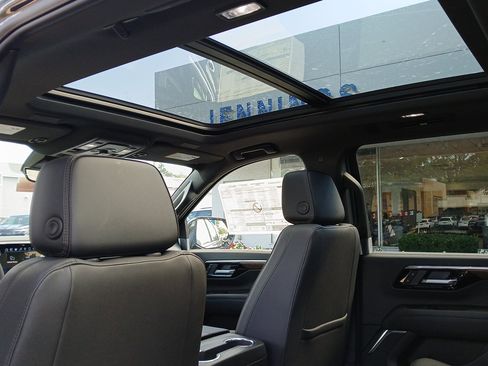 New 2025 Chevrolet Suburban High Country image 22