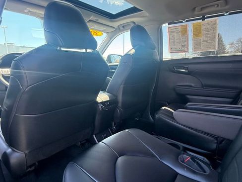 Used 2023 Toyota Highlander XLE AWD/4WD image 19