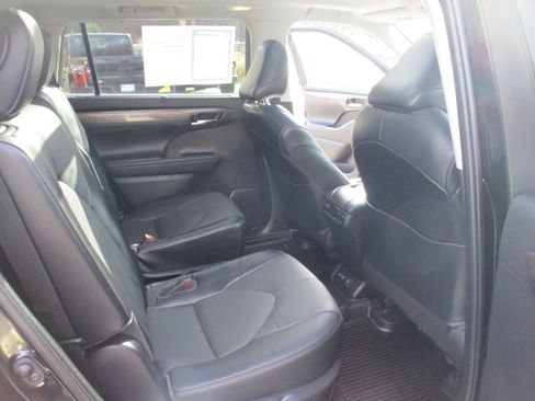 Used 2022 Toyota Highlander Platinum image 17