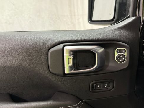 Used 2022 Jeep Wrangler Unlimited Sahara AWD/4WD image 12