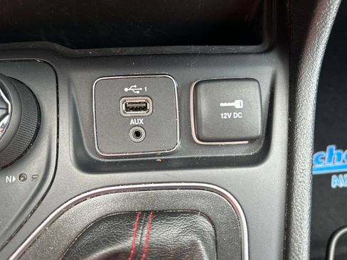Used 2019 Jeep Cherokee Trailhawk w/ Cold Weather Group AWD/4WD image 28