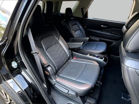 Certified 2025 Nissan Pathfinder Platinum FWD image 21