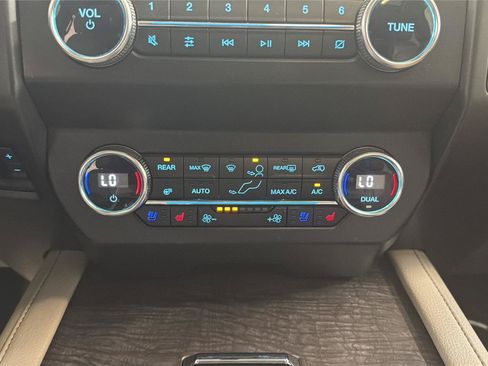 Used 2019 Ford Expedition Limited w/ Equipment Group 302A AWD/4WD image 18