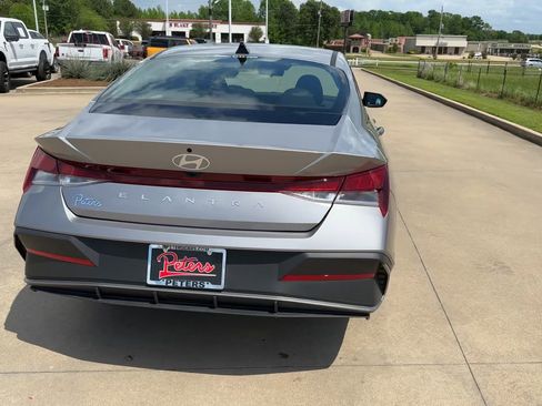 Used 2025 Hyundai Elantra SE FWD image 8