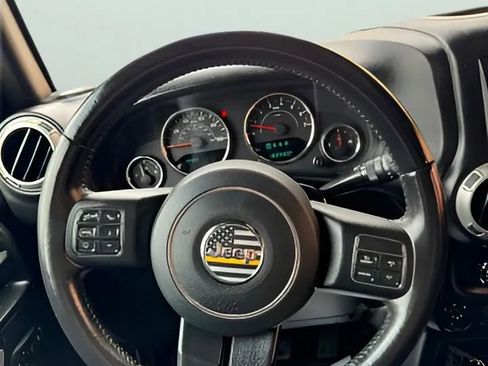 Used 2016 Jeep Wrangler Unlimited Rubicon w/ Connectivity Group AWD/4WD image 30