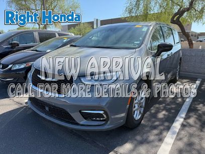 Used 2025 Chrysler Pacifica Select