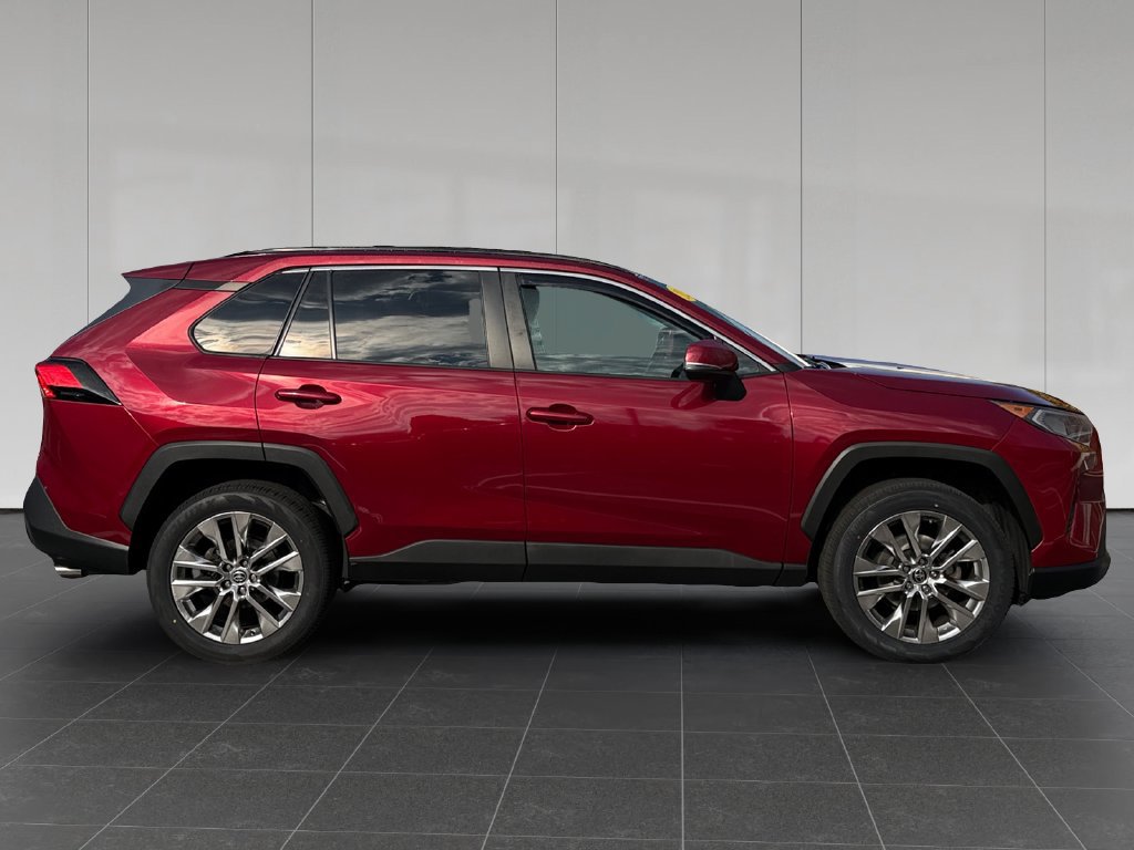 Used 2021 Toyota RAV4 XLE Premium AWD/4WD image 7