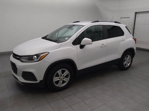 Used 2021 Chevrolet Trax LT w/ Premium Seat Package FWD image 2