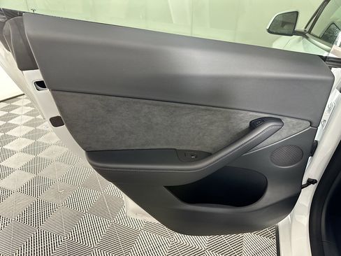 Used 2022 Tesla Model Y Long Range AWD/4WD image 24