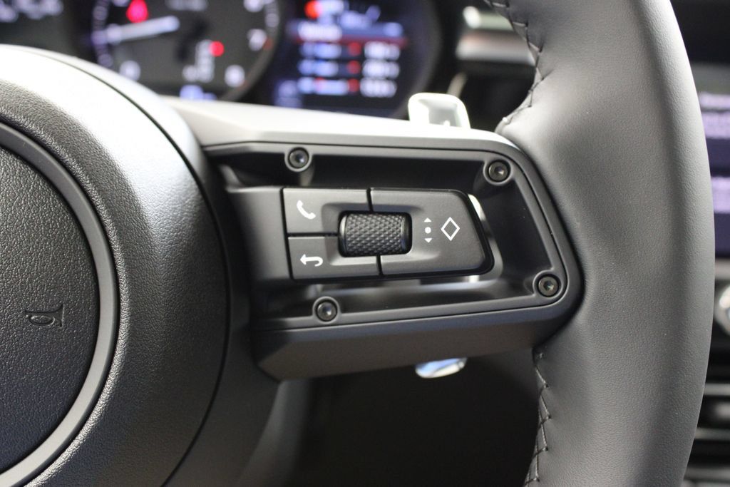 Certified 2025 Porsche Macan AWD/4WD image 30