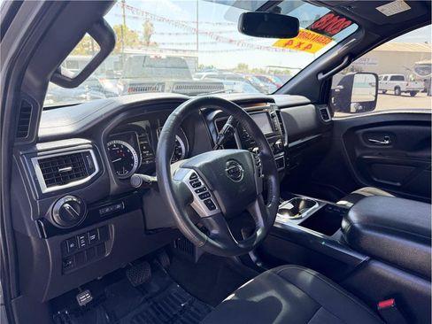 Used 2018 Nissan Titan SV w/ SV Convenience Package AWD/4WD image 3