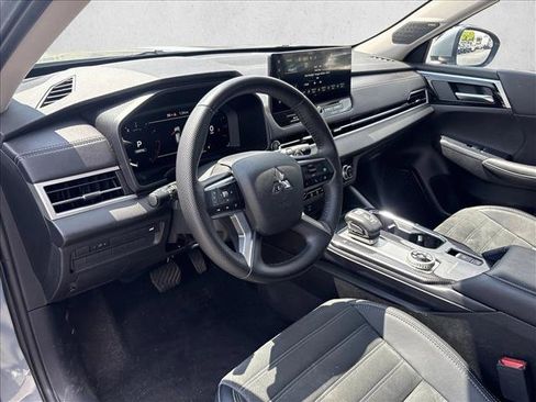 Used 2025 Mitsubishi Outlander SE FWD image 9