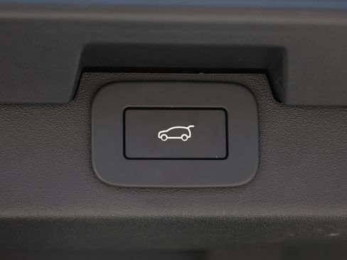 Used 2024 Land Rover Discovery S AWD/4WD image 10