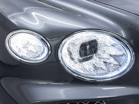 Used 2023 Bentley Bentayga AWD/4WD image 14