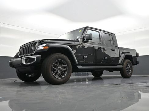 Used 2025 Jeep Gladiator Sport AWD/4WD image 22