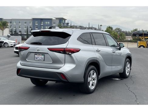 Used 2021 Toyota Highlander LE FWD image 7
