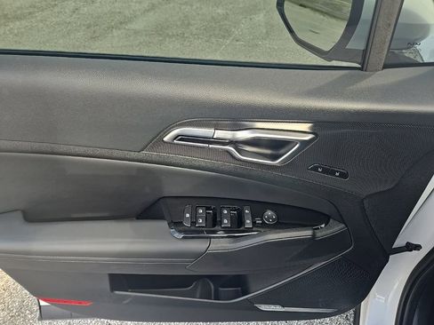 Used 2025 Kia Sportage SX image 16