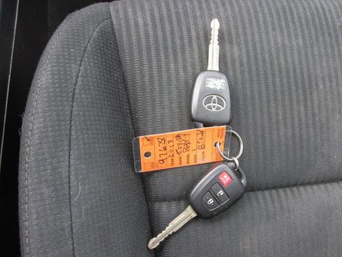 Used 2013 Toyota RAV4 XLE AWD/4WD image 17