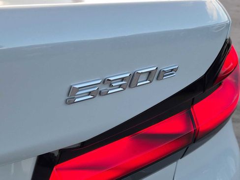 Used 2021 BMW 530e w/ Premium Package image 11