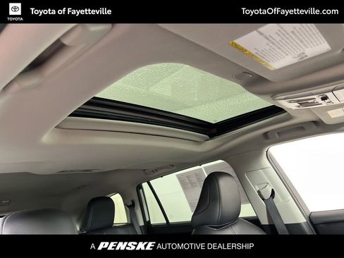 Certified 2025 Toyota Highlander XLE image 6