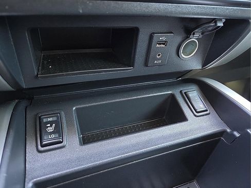 Used 2017 Nissan Titan SV image 21