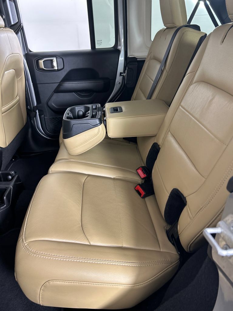 Used 2018 Jeep Wrangler Unlimited Sahara AWD/4WD image 17