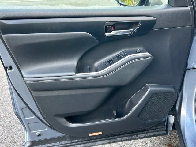 Used 2022 Toyota Highlander XLE AWD/4WD image 24