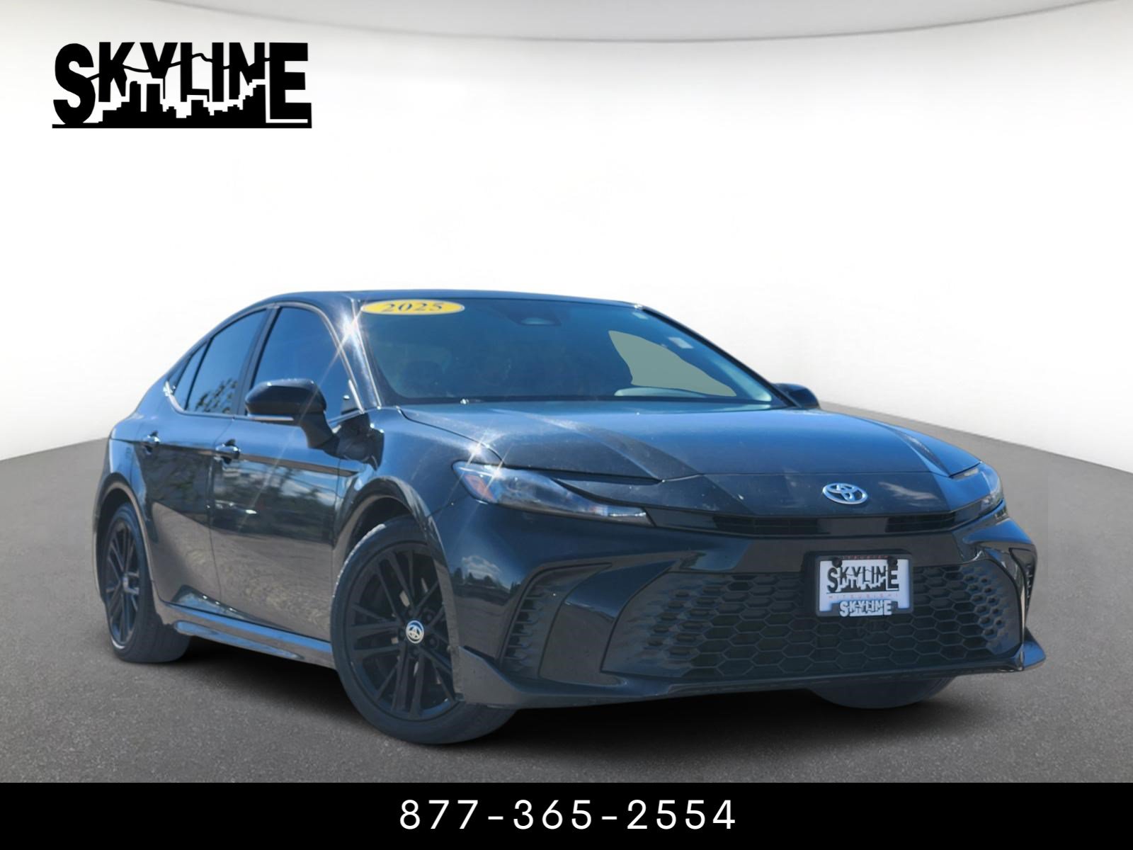 Used 2025 Toyota Camry SE FWD image 1