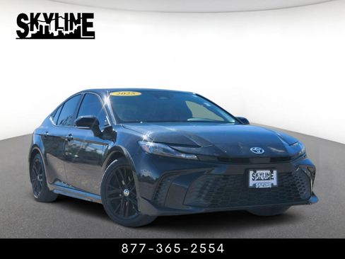 Used 2025 Toyota Camry SE FWD image 1