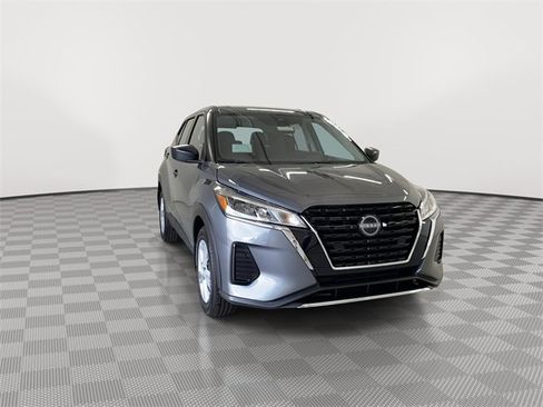 Certified 2025 Nissan Kicks Play S image 3