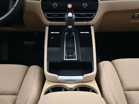 Certified 2026 Porsche Macan AWD/4WD image 10