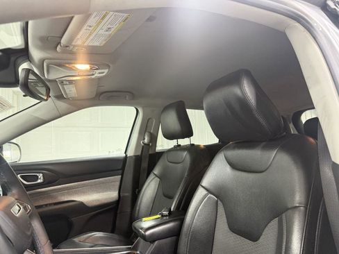 Used 2022 Jeep Compass Latitude FWD image 9