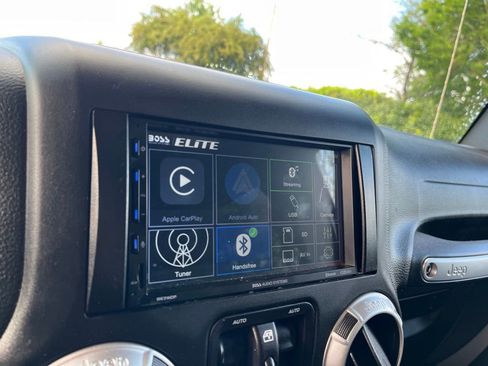 Used 2018 Jeep Wrangler Unlimited Sahara AWD/4WD image 17