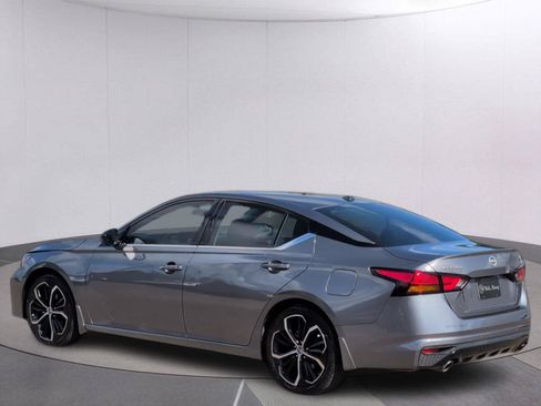Used 2024 Nissan Altima 2.5 SR w/ SR Premium Package FWD image 3