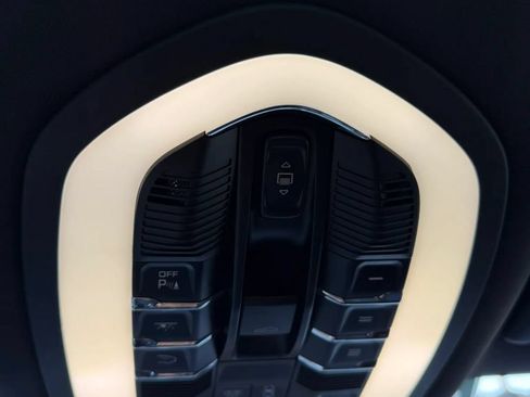 Used 2017 Porsche Macan AWD/4WD image 4