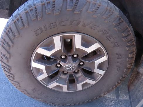 Used 2020 Toyota Tacoma TRD Off-Road AWD/4WD image 15