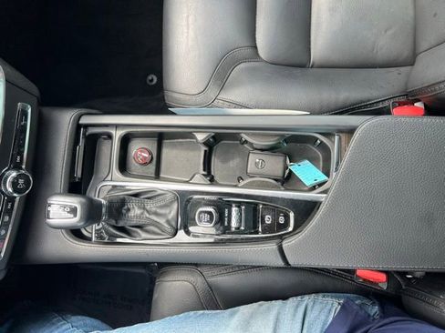 Used 2020 Volvo V90 T6 Cross Country image 34