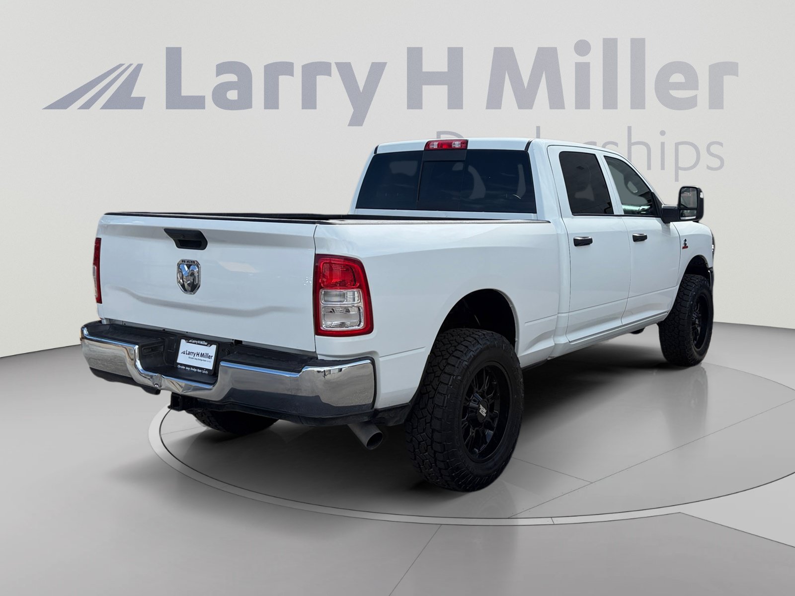 Used 2024 RAM 3500 Tradesman w/ Chrome Appearance Group AWD/4WD image 5