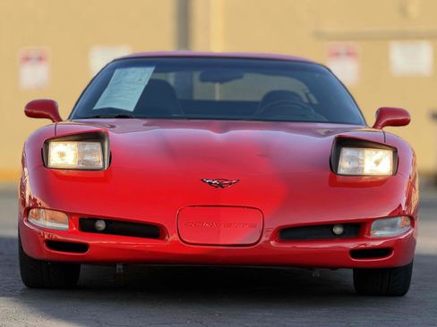 Used 2000 Chevrolet Corvette Coupe w/ Memory Pkg RWD image 2