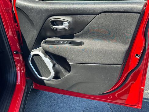Used 2018 Jeep Renegade Latitude AWD/4WD image 14