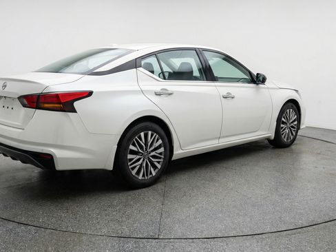 Used 2025 Nissan Altima 2.5 SV FWD image 9