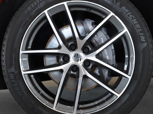 Certified 2022 Porsche Macan AWD/4WD image 29