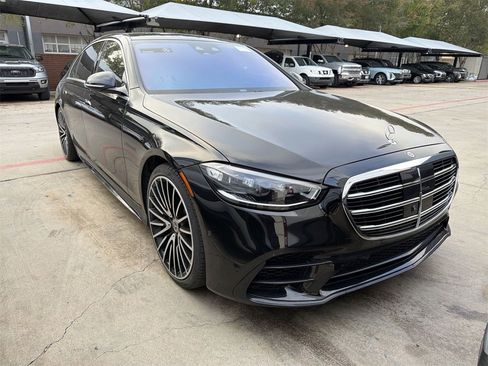 Used 2022 Mercedes-Benz S 580 4MATIC Sedan w/ AMG Line Package image 2