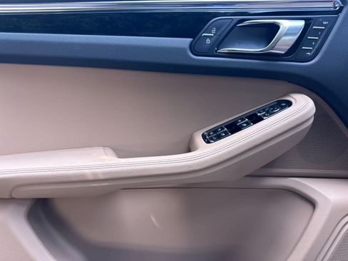 Certified 2025 Porsche Macan AWD/4WD image 12