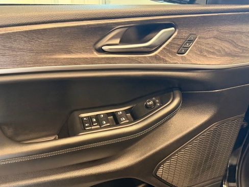 Used 2025 Jeep Grand Cherokee L Limited image 21