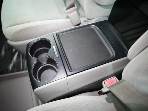 Used 2018 Toyota Sienna LE w/ Carpet Mat Package image 27